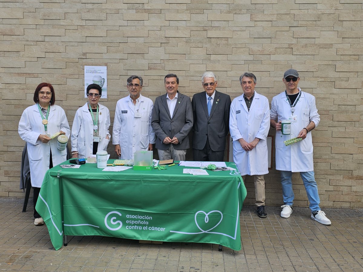 GVA Sanitat (@gvasanitat) on Twitter photo 🟢👉El conseller de Sanidad ha visitado la mesa petitoria instalada en el <a href="/GVAclinic/">Hospital Clínic de València</a> de Valencia con motivo de la cuestación anual de la Asociación Española contra el Cáncer 🟢👉El conseller de Sanidad ha visitado la mesa petitoria instalada en el <a href="/GVAclinic/">Hospital Clínic de València</a> de Valencia con motivo de la cuestación anual de la Asociación Española contra el Cáncer