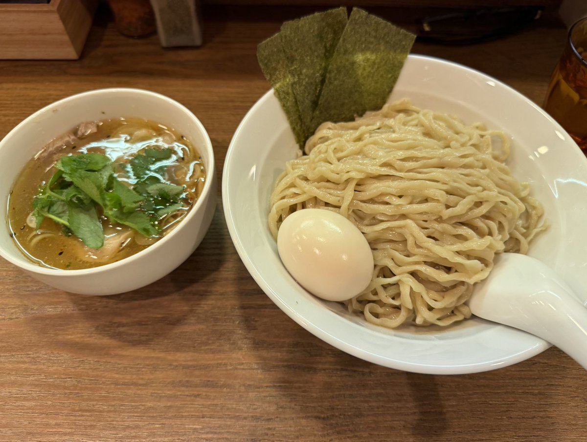 らぁめん山と樹

とみーさんの自家製麺を沢山食べたい気分だったので滅多にしない大盛り。
休みの日に食べに行くお店で常連さんとばったりはいつも通りの伝統芸💪

ともよさんがいる日に行けて良かった！