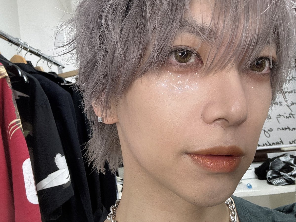 もすぐ38になるので地毛に戻しました🐺
(リキッドに祝いにこないとみんな銀髪になる呪いかけました)