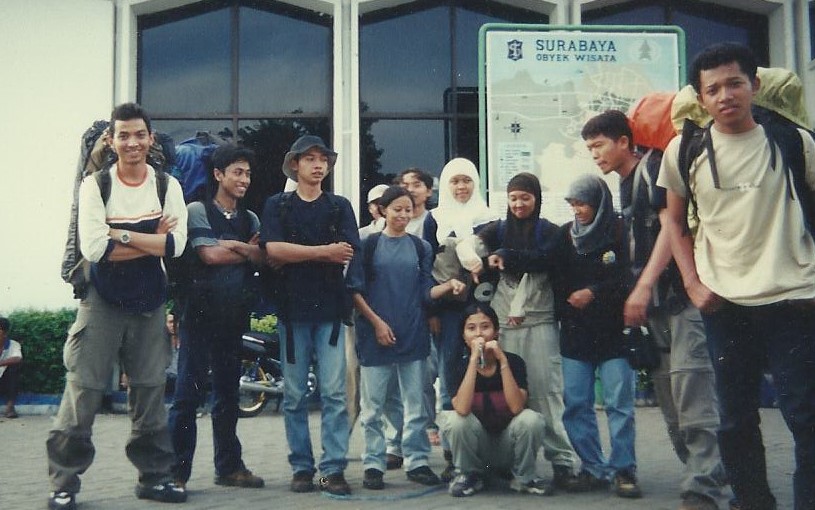 tosaaa__'s tweet photo. Jadi suka naik gunung karena bokap nyokap. Jadi 2 foto pertama ini foto bonyok gw pas jaman2 kuliah di POLINES🙂‍↕️. Dan skrng nurun ke anaknya, awal naik gunung ke Gn. Slamet ditemenin bokap pas acara anniversary MAPALA mereka. lanjut ke Rinjani, Papandayan (tektok), Sumbing https://t.co/U5LWStlbKF