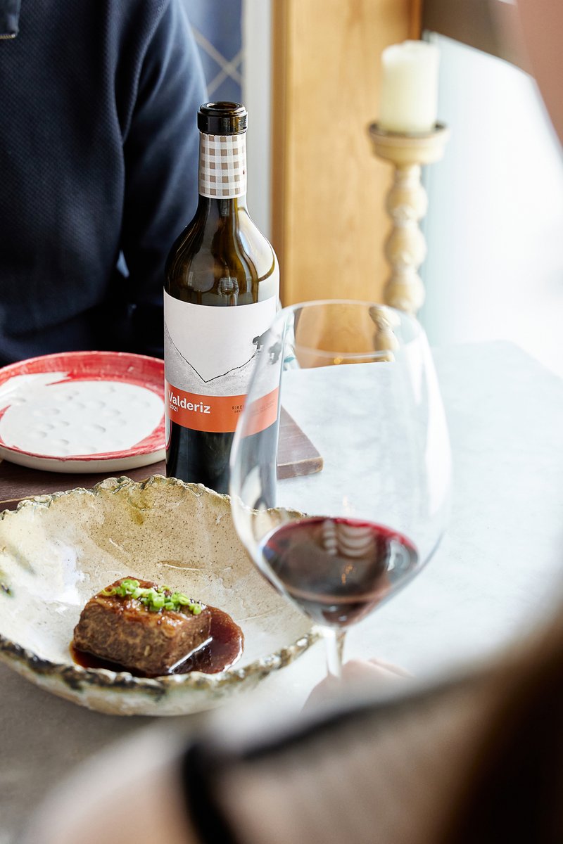 Valderiz es y será siempre nuestro vino de cabecera.

Fiel reflejo de la Ribera burgalesa: frescor, elegancia y profundidad.

Y la añada 2021… ¡está increíble! 😍🍷

#valderiz #viñedo #organicwines #riberadelduero #familiavalderiz