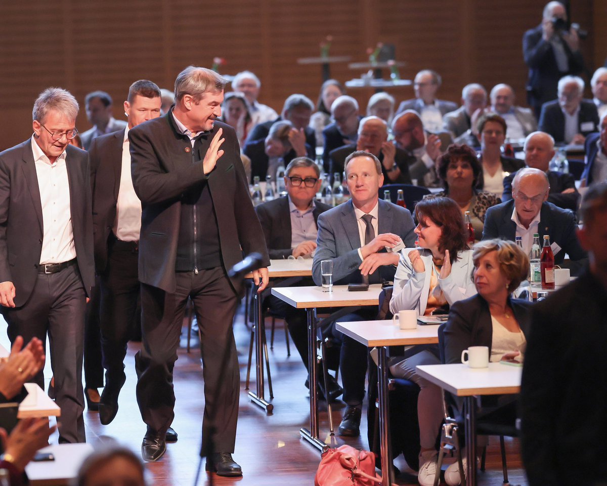 Markus Söder (@markus_soeder) on Twitter photo Nur wenn es den Kommunen gut geht, geht es dem Land gut: Versammlung des Bayerischen Landkreistags in Bad Windsheim in Mittelfranken gemeinsam mit Staatsministerin <a href="/ulischarf/">Ulrike Scharf</a> und den Präsidenten des Bayerischen Landkreistags Thomas Karmasin. Hier treffen sich kommunale Nur wenn es den Kommunen gut geht, geht es dem Land gut: Versammlung des Bayerischen Landkreistags in Bad Windsheim in Mittelfranken gemeinsam mit Staatsministerin <a href="/ulischarf/">Ulrike Scharf</a> und den Präsidenten des Bayerischen Landkreistags Thomas Karmasin. Hier treffen sich kommunale