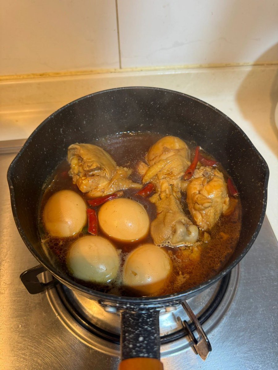 今日は特製煮込みチキンと煮卵の定食を作りました！🍗🥚  
ふっくら炊き上げた紫米、シャキシャキの青菜炒め、そしてピリッとした唐辛子のアクセント🔥  
家庭での贅沢なひと時を心ゆくまで満喫🍴✨