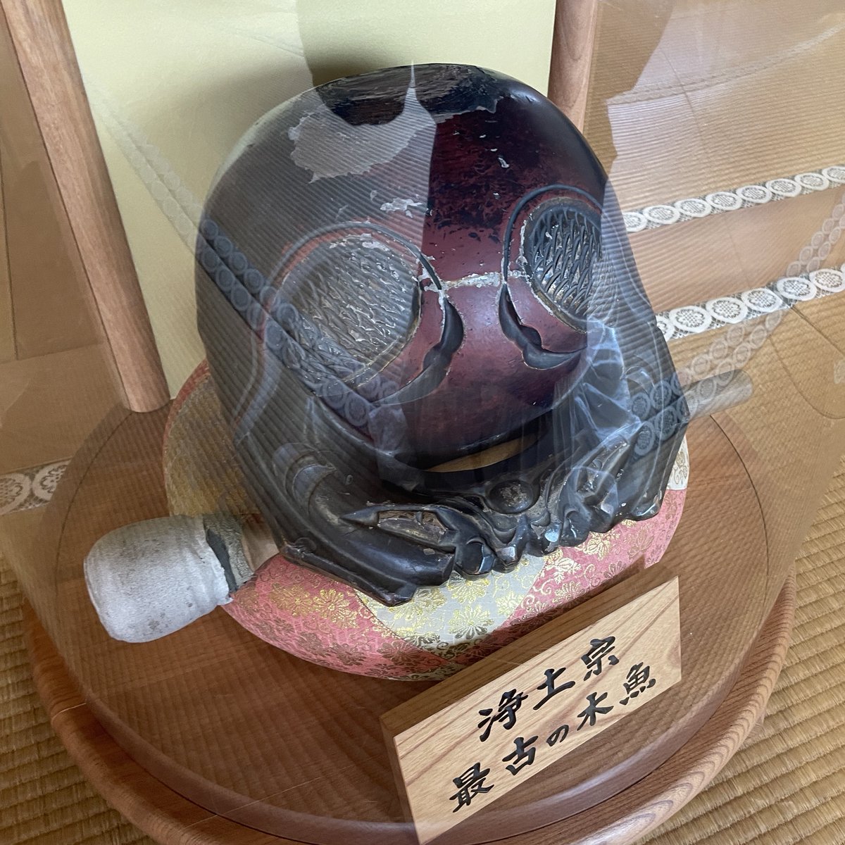 「浄土宗 最古の木魚」京都府 一念寺

江戸時代、この木魚を浄土宗の法要で歴史上初めて使ったお坊さんは、怒られて宗派を追放されてしまったらしい。

いま当たり前にお寺で見かける木魚も、新しすぎて受け入れてもらえない時代があったという。意外にも苦労人の仏具。