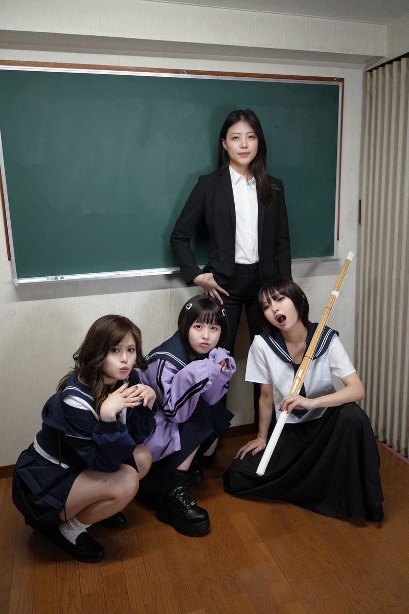 onnayankees's tweet photo. チェキ会開催決定❣️

舞台「おいぼれじいさんと女ヤンキーのロック街道」公演終了後、ブラジルさん始めキャスト全員「チェキ会」に参加致します！！

是非劇場にてお楽しみください♪

★5/9(金)-11(日)
https://t.co/bVxzSp2UzE

★5/15(木)-18(日)
https://t.co/WAHGCXRIsO

#おいヤン #チェキ会 https://t.co/fpGhUHja6c