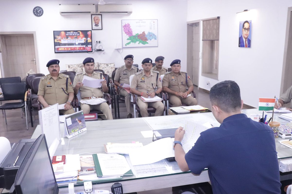 IG Range Agra (@igrangeagra) on Twitter photo #DIGRangeAgra <a href="/ShaileshP_IPS/">Shailesh Pandey,IPS</a> द्वारा परिक्षेत्रीय कार्यालय पर परिक्षेत्र के जनपदों के CO'S के साथ अपराध समीक्षा गोष्ठी कर, जनपदों में लंबित समस्त अपराधों की विवेचनाओं के निस्तारण एवं महिला संबंधी तथा संगठित अपराधों में त्वरित कार्यवाही हेतु संबंधित को आवश्यक दिशा-निर्देश दिए गये। #DIGRangeAgra <a href="/ShaileshP_IPS/">Shailesh Pandey,IPS</a> द्वारा परिक्षेत्रीय कार्यालय पर परिक्षेत्र के जनपदों के CO'S के साथ अपराध समीक्षा गोष्ठी कर, जनपदों में लंबित समस्त अपराधों की विवेचनाओं के निस्तारण एवं महिला संबंधी तथा संगठित अपराधों में त्वरित कार्यवाही हेतु संबंधित को आवश्यक दिशा-निर्देश दिए गये।