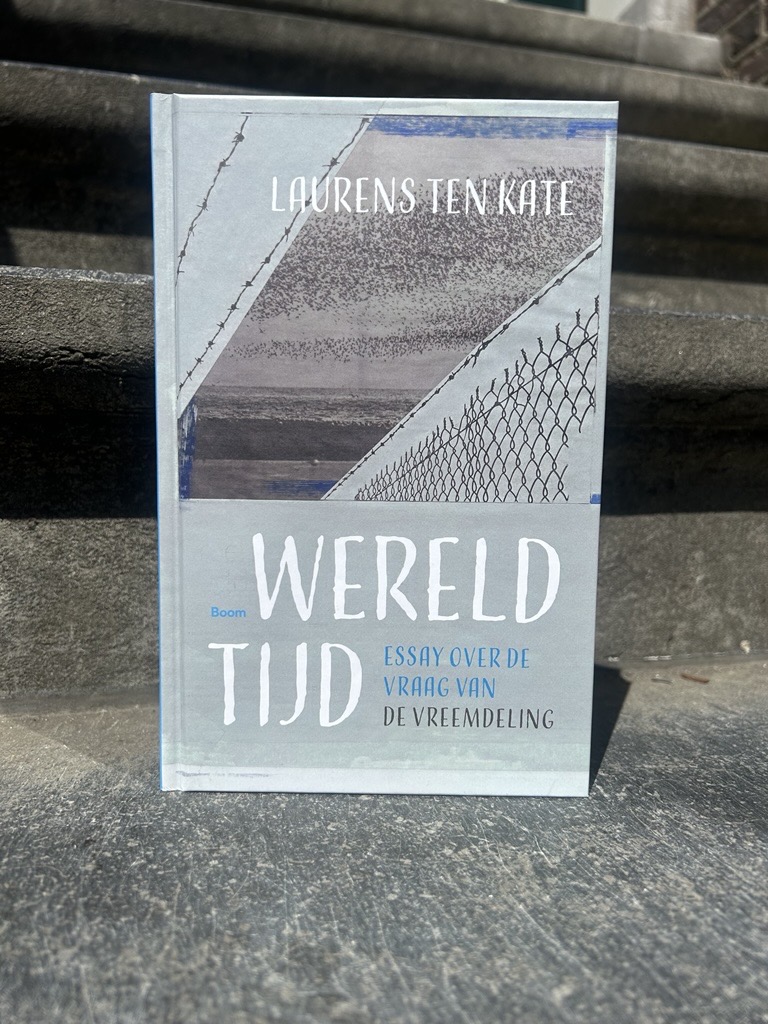 In het essay 𝘞𝘦𝘳𝘦𝘭𝘥𝘵𝘪𝘫𝘥 onderzoekt Laurens ten Kate de vraag van de vreemdeling. Hij verkent de ‘band zonder band’, in dialoog met denkers, dichters en kunstenaars. Lees meer: boom.nl/100-18777_Were….