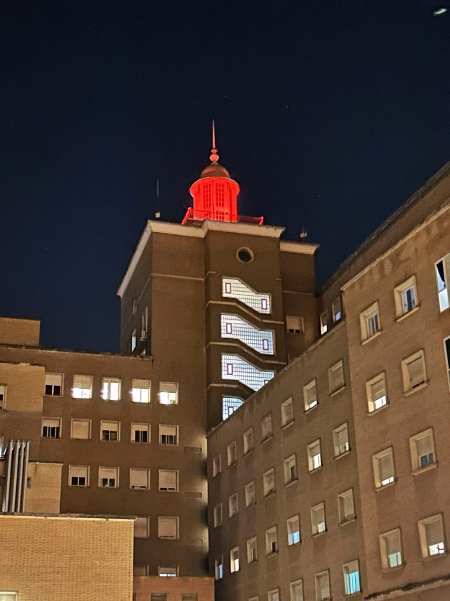 Nuestra cúpula se ha iluminado de rojo con motivo del #DiaMundialdelaTalasemia. Quienes la padecen necesitan transfundirse varias bolsas de sangre cada 3 ó 4 semanas desde los primeros meses de vida. Por ellos, y por muchos otros pacientes, tus donaciones de sangre son vitales.❤️