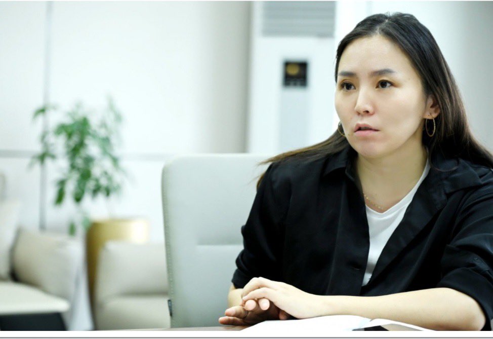 Уул уурхайн салбарт ийм нэг мундаг бүсгүй байдаг юм байна шүү 

Газрын ховор элементийн Халзан бүрэгтэй төслийг хэрэгжүүлэгч “МНРИК” ХХК-ийн Гүйцэтгэх захирал А.Цолмон.
ШУТИС-ын Геологийн Сургууль болон АНУ-ын Ютагийн их сургуулийг Геологич мэргэжлээр төгссөн. Уул уурхай, эрдэс