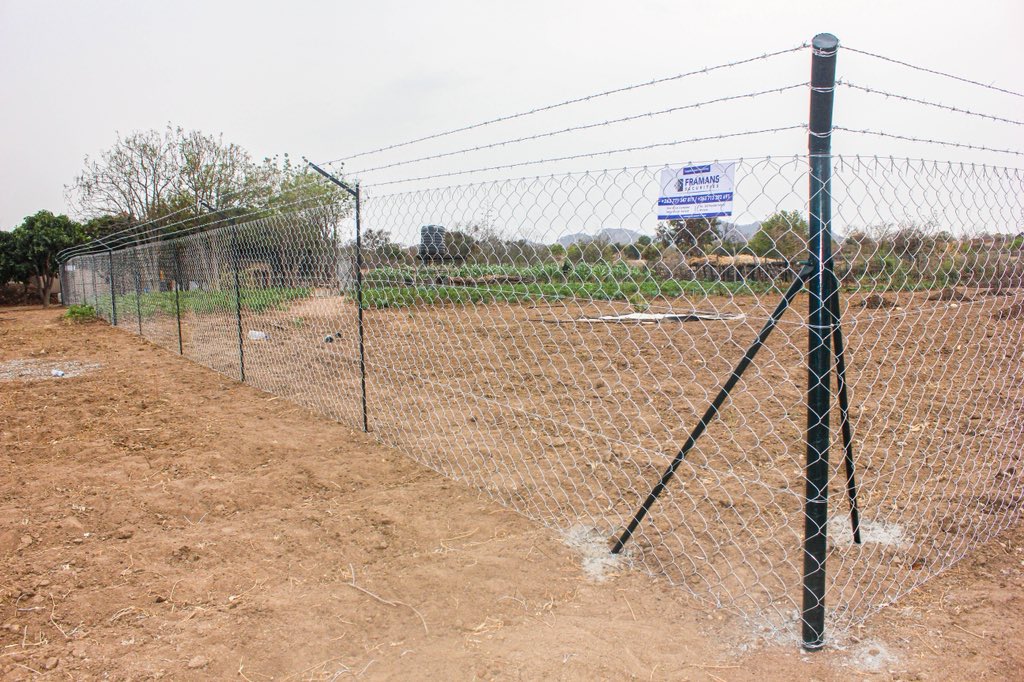 IdeaManyama's tweet photo. @Mavhure Oh yes Fence tiiii ..... for all your fencing services get intouch with Framans Securities. Vanoenda kwese around zimbabwe, fix and Supply! +263 771 347 819 https://t.co/2MKRk2s8OW