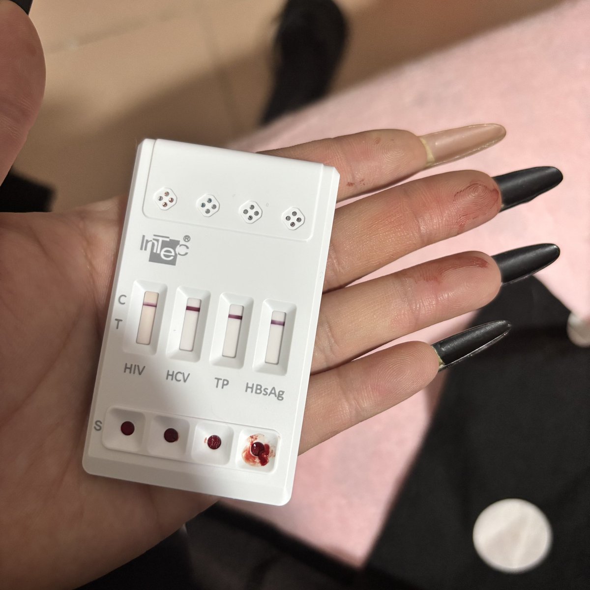 恋爱之前要出示健康证明   手指头快给我扎穿了