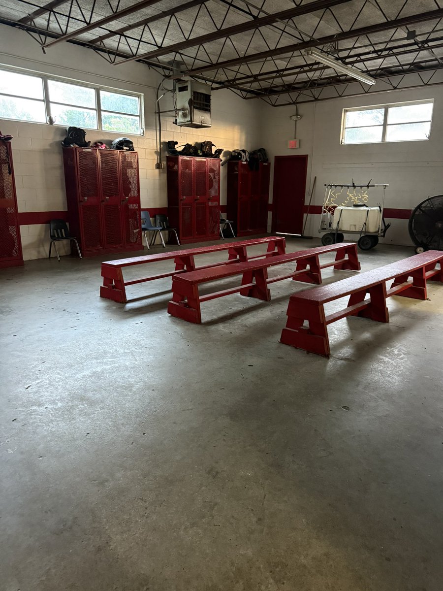 This tells you a lot about your TEAM you have. We may not have the fanciest fieldhouse, but our kids take pride in what they do have. This right here shows the pride, discipline and commitment level of being a Blountstown Tiger! #OutWorkEverybody 🐅