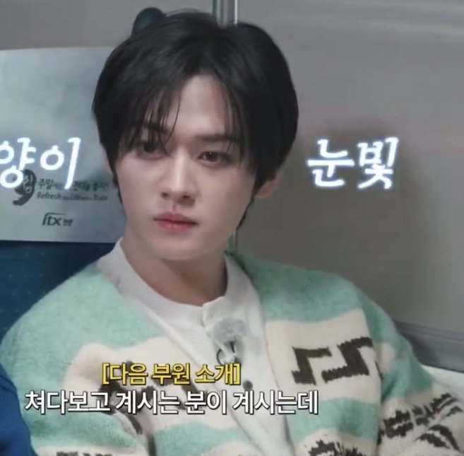 misoversea's tweet image. I AM NOT NORMAL, MINHO GAVE HIS COAT TO JISUNG