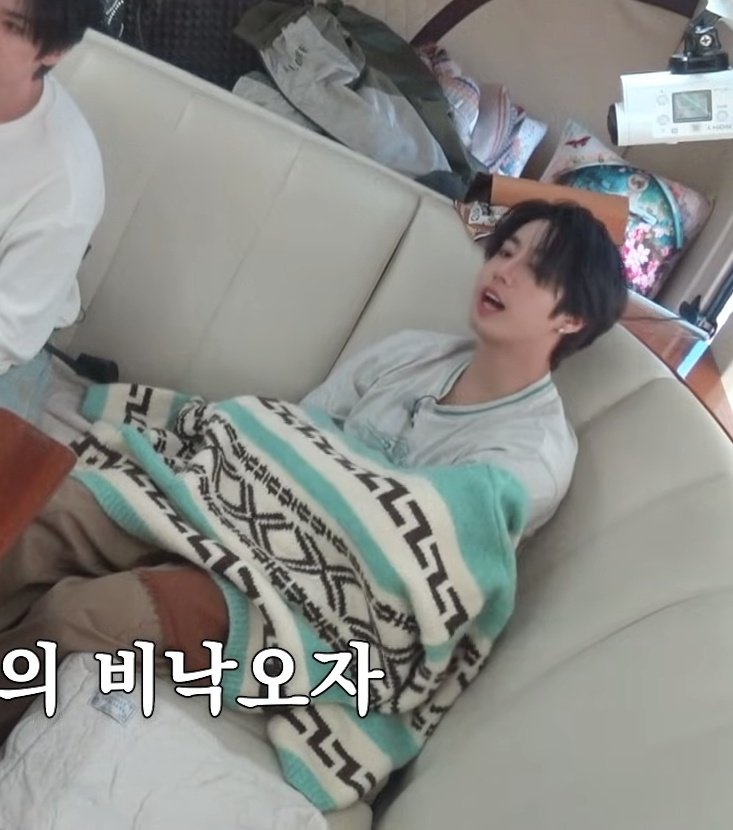 misoversea's tweet image. I AM NOT NORMAL, MINHO GAVE HIS COAT TO JISUNG