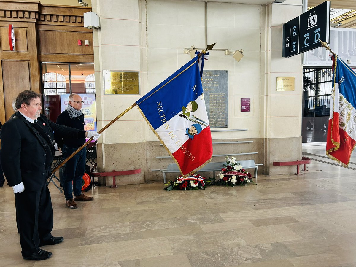 Cérémonie du #8mai ce matin à #Limoges pour rendre hommage à tous ceux qui se sont battus pour la liberté et contre la barbarie nazie. 
Après la place des Carmes, recueillement à la gare en mémoire des cheminots.