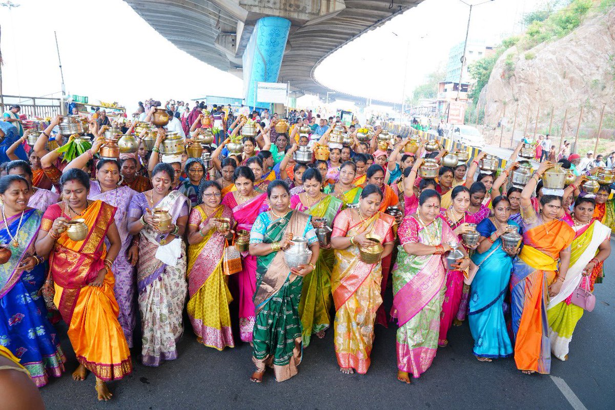 కృష్ణమ్మ జలాలతో ధ్వజ స్తంభానికి అభిషేకించిన మహిళలు 

పంచగవ్యాలతో ధ్వజస్తంభానికి అభిషేకాలు మరియు ప్రత్యేక పూజలు నిర్వహించిన పోతిన మహేష్ విజయలక్ష్మి దంపతులు.

రేపు శుక్రవారం 9.5.2025 ఉదయం గం.6.51 నిమాషాలకు జరిగే నూతన ధ్వజ స్తంభ ప్రతిష్ట మహోత్సవంలో పాల్గొని అన్నప్రసాదాన్ని
