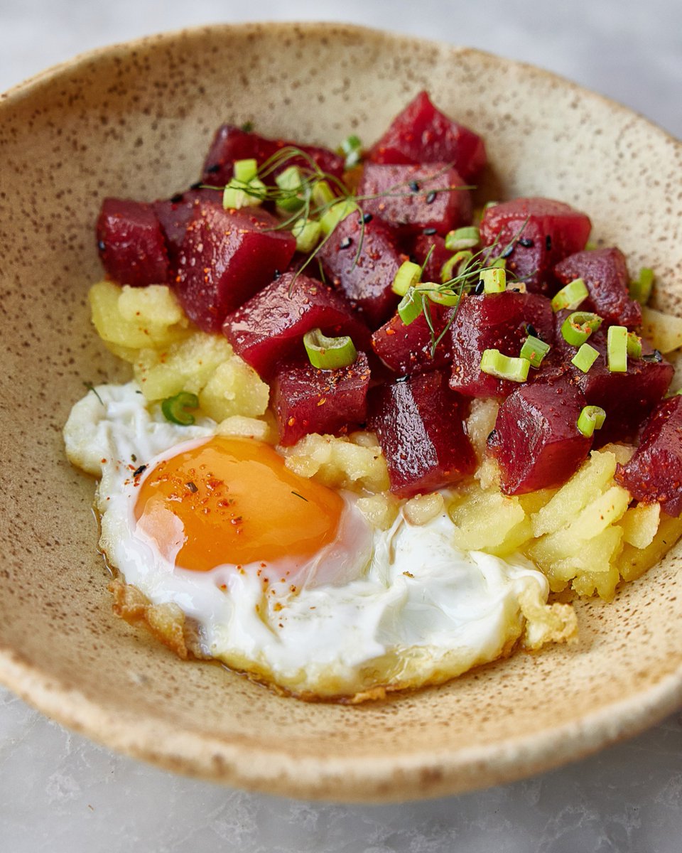 ¿Habéis probado Sitio de Valdehermoso? Si
la respuesta es no, ¡te estás perdiendo uno de los
vinos más versátiles de la bodega!

Un vino joven con mucha personalidad. Acompáñalo
de unos huevos rotos japoneses como los del restaurante Atypikal de Valladolid y alucina 😍