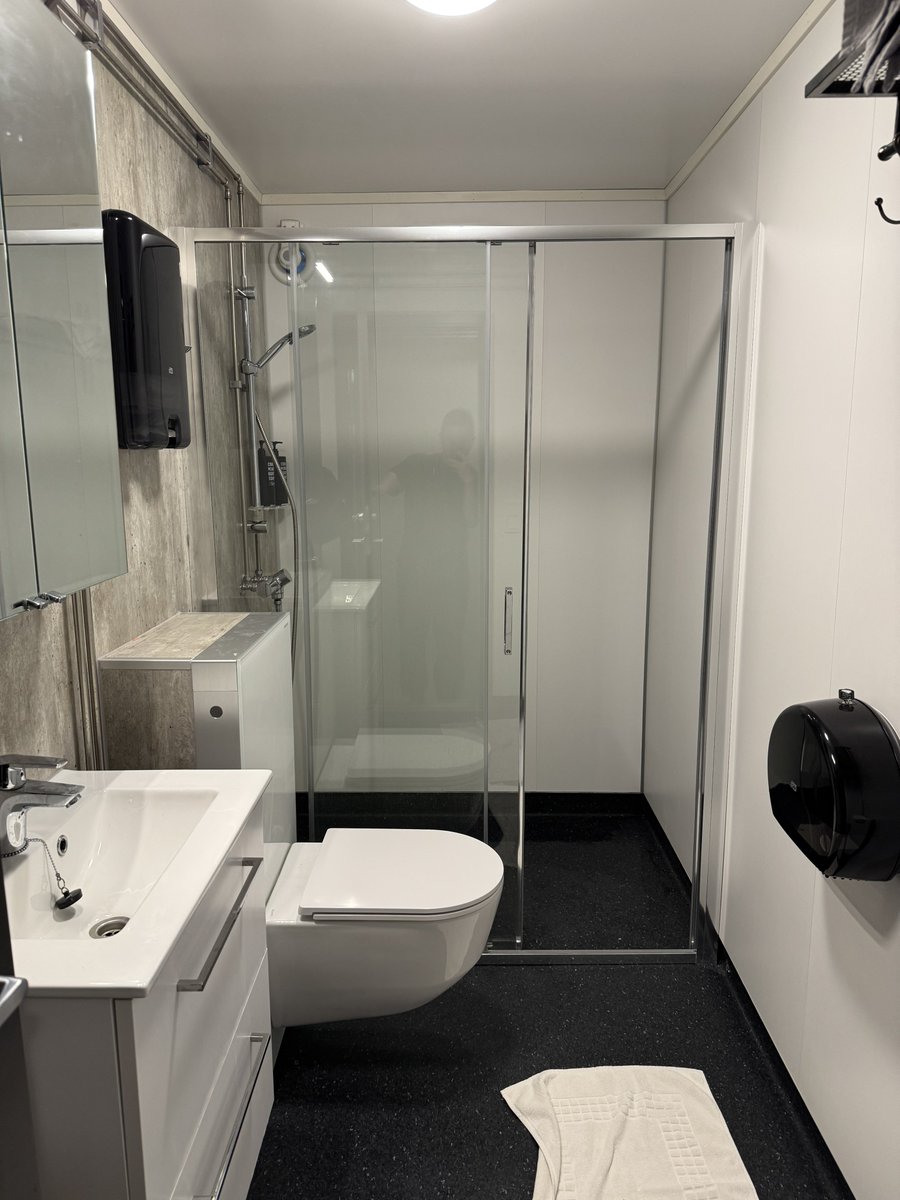 スヴァールバル諸島のロングイェールビーンでは「コールマイナーズキャビン」に宿泊。丘の上にあって中心まで徒歩20分。個室は1泊1.5万円（朝食付）と北極圏の割には安かった。バストイレは共用。洗濯機と乾燥機は無料だしキッチンも付いている。共用スペースも広くて居心地良いホステルだった。