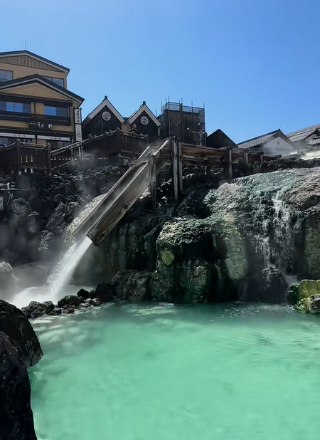 素晴らしい温泉地です!滑り台から天然温泉までは、緑の源泉と湯気に包まれて、リラックスできる最高の場所です!