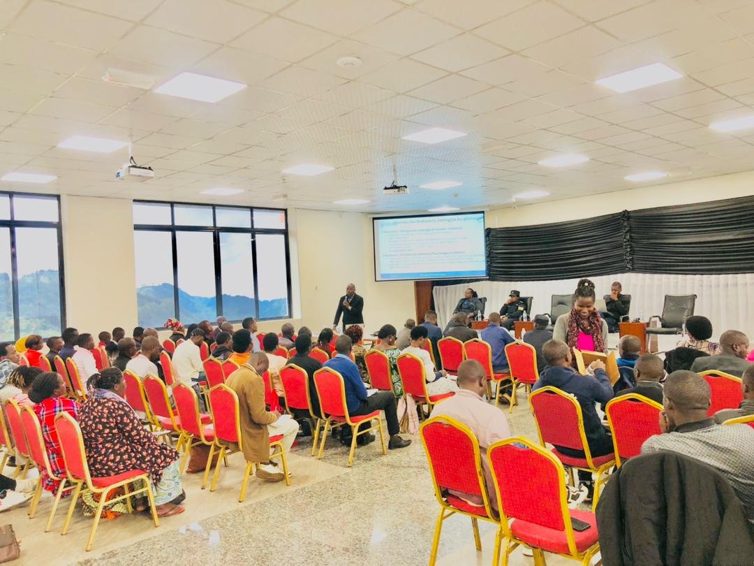 Ministry of Gender & Family Promotion | Rwanda (@rwandagender) on Twitter photo Abayobozi mu nzego z'ibanze <a href="/BureraDistrict/">Burera District</a> basobanuriwe ihohotera rishingiye ku gitsina, basabwa kurirwanya bagira uruhare mu gutegura urubyiruko kubaka urugo rwiza,kwibutsa abashakanye gukomeza kubana neza birinda amakimbirane,gutanga uburere buboneye, bakubaka umuryango mwiza. Abayobozi mu nzego z'ibanze <a href="/BureraDistrict/">Burera District</a> basobanuriwe ihohotera rishingiye ku gitsina, basabwa kurirwanya bagira uruhare mu gutegura urubyiruko kubaka urugo rwiza,kwibutsa abashakanye gukomeza kubana neza birinda amakimbirane,gutanga uburere buboneye, bakubaka umuryango mwiza.