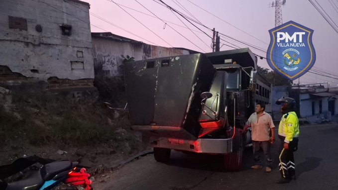 Noti7Guatemala's tweet photo. Vehículo del transporte pesado con desperfectos mecánicos en la subida del #Zope #Bárcena, #VillaNueva.
Vía @PMT_VILLANUEVA https://t.co/jmjy4PvALV