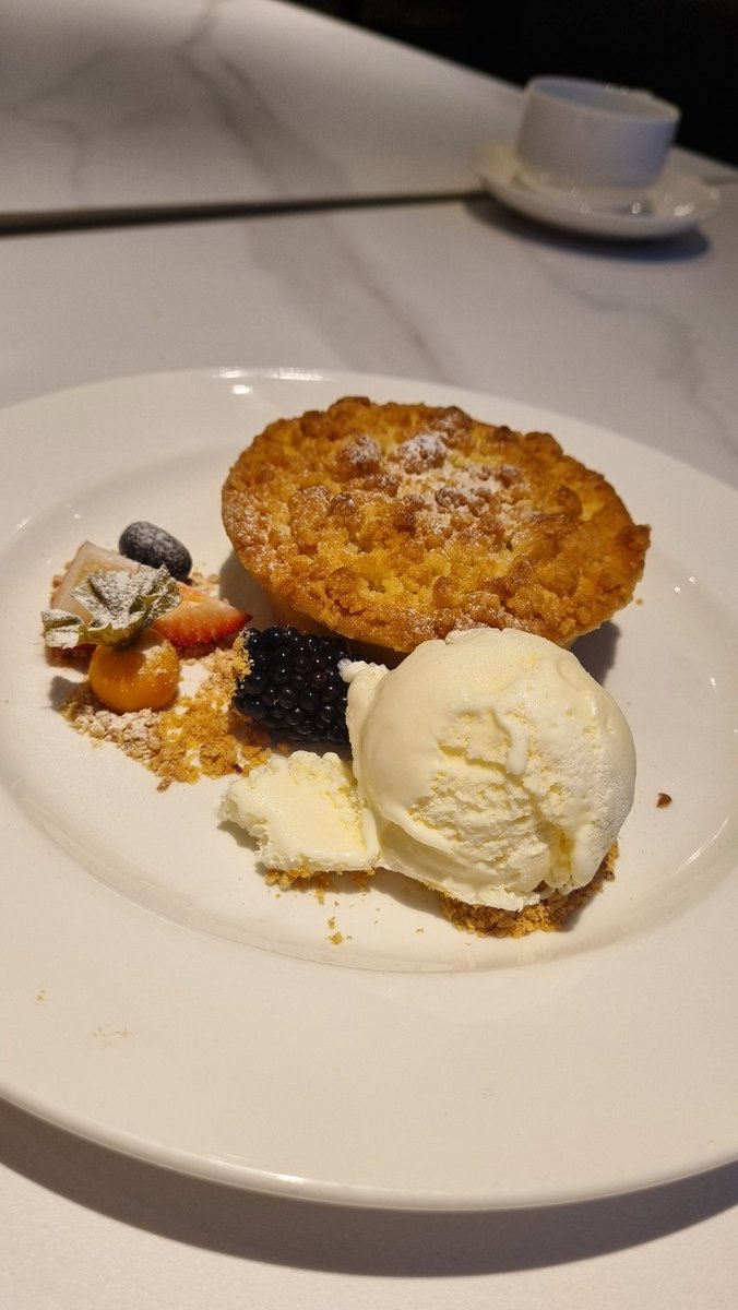 Dinner tonight 💕🥰 at Hotel 

Yee Pin Mai Fun (Fish Soup), Hainam Rice &amp; Apple Crumble for dessert 

#chocojajan #chocojalanjalan #chocopegipegi