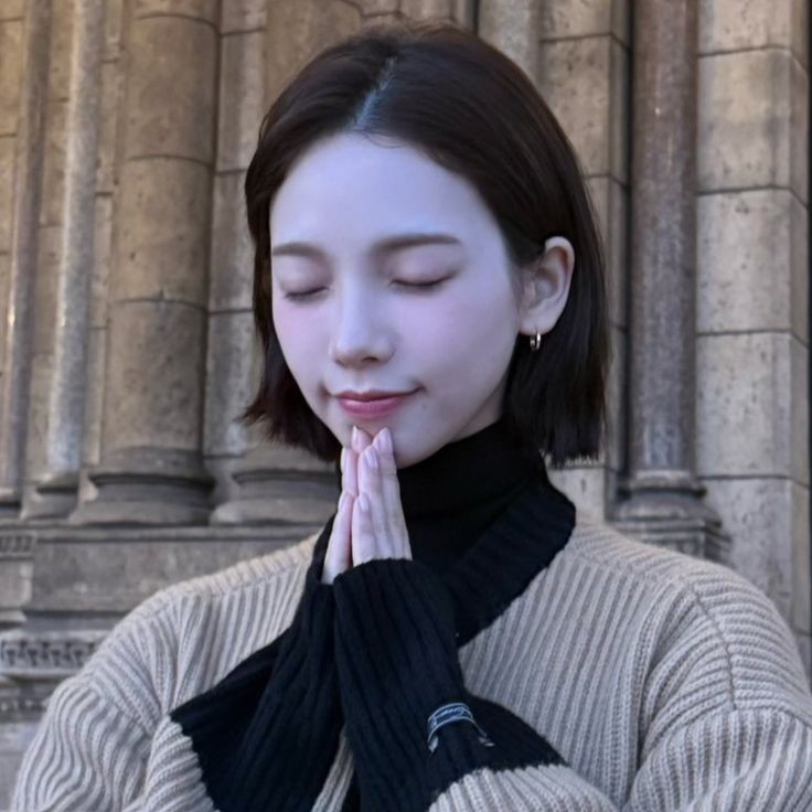 A fumaça branca saiu na Praça de São Pedro, no Vaticano!

Yu Jimin acaba de ser escolhida, nessa manhã, como a nova Papa Katarina I