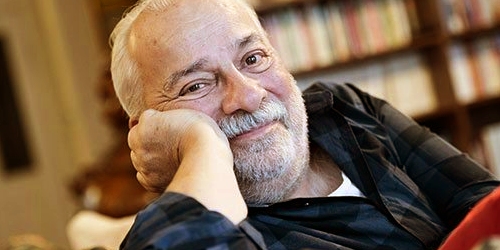Sizin opera tutkunuz, sette bile dilinizden düşmeyen Ruhi Su türküleri...terasta yetiştirdiğiniz bin bir çiçek...maviliğe ve yeşile vurgunluğunuz...Haldun Taner-Aziz Nesin ve Nazım Hikmet'e duyduğunuz saygı...ağaç yontma sevdanız... masal anlatır gibi şiir okumalarınız...ağız