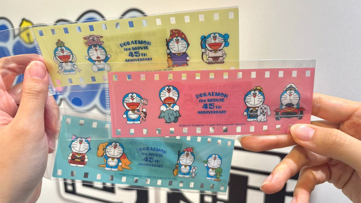 dora_sekaiten's tweet image. 🎁限定グッズ情報 第一弾🎁

おまたせしました！
いよいよ明日から大阪高島屋で始まる #映画ドラえもんの世界展 の限定グッズ情報を解禁します🎉

展覧会ポスターのステッカーや歴代の #映画ドラえもん 衣装のグッズを多数ご用意してます！
他にもたくさんあるので、ぜひ会場でチェックしてください✅