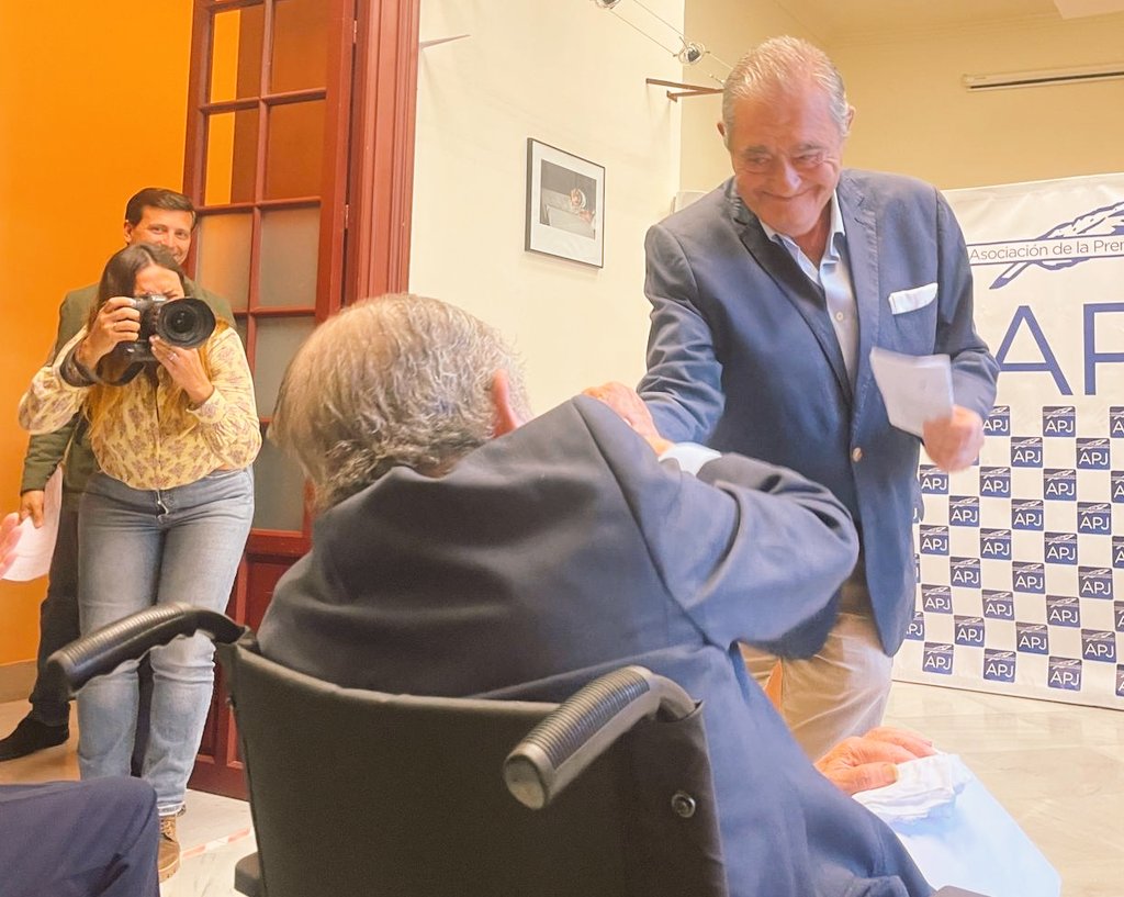 Hoy queremos agradecer especialmente a nuestro querido compañero y otro referente indiscutible del #Periodismo, Ángel Revaliente, el habernos acercado a la figura de <a href="/Jeronimoroldan3/">Jeronimo Roldan</a> y hecho un recorrido excepcional por su impecable trayectoria en sus seis décadas de profesión.