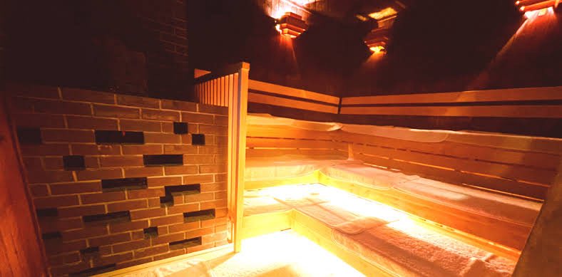 本日は赤坂の「サウナリゾートオリエンタル」へ行ってきました！
100℃超えのアツアツサウナに、シングル水風呂→15℃の水風呂でガツンと冷却！
あつ湯の大浴場に打たせ湯、
ジェット風呂まであって贅沢すぎた…！
サ室前のレモン水＆冷水飲み放題も神サービス！
しっかりととのいました！