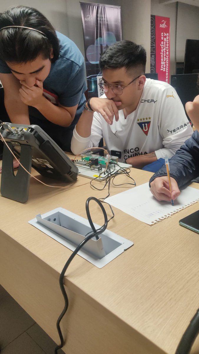 IngTeleUDLA's tweet image. ¡La teoría con la práctica!. Nuestros estudiantes de Networking y Telecomunicaciones realizan una práctica en el laboratorio sobre Líneas de Transmisión con el uso de entrenadores Dream Catcher ME-1200.
@IngTeleUDLA
@UDLAEcuador
#antenas
#AprenderHaciendo
