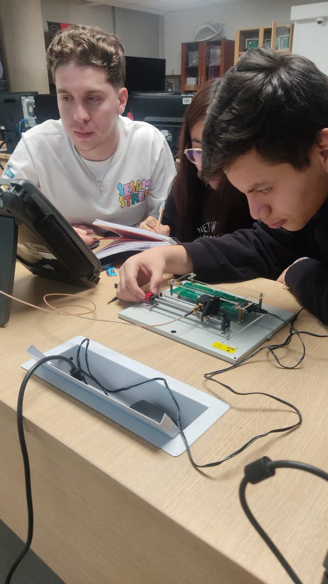 IngTeleUDLA's tweet image. ¡La teoría con la práctica!. Nuestros estudiantes de Networking y Telecomunicaciones realizan una práctica en el laboratorio sobre Líneas de Transmisión con el uso de entrenadores Dream Catcher ME-1200.
@IngTeleUDLA
@UDLAEcuador
#antenas
#AprenderHaciendo