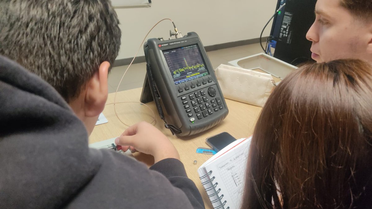 IngTeleUDLA's tweet image. ¡La teoría con la práctica!. Nuestros estudiantes de Networking y Telecomunicaciones realizan una práctica en el laboratorio sobre Líneas de Transmisión con el uso de entrenadores Dream Catcher ME-1200.
@IngTeleUDLA
@UDLAEcuador
#antenas
#AprenderHaciendo