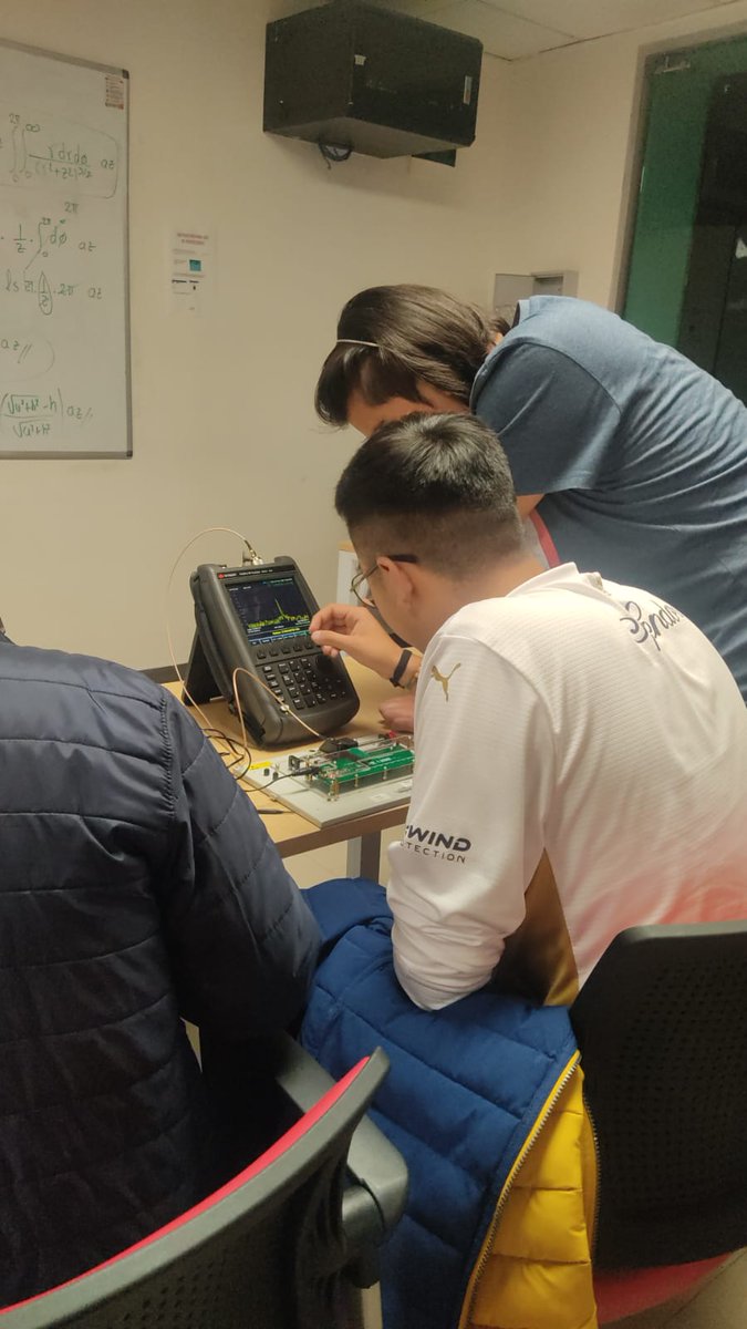 IngTeleUDLA's tweet image. ¡La teoría con la práctica!. Nuestros estudiantes de Networking y Telecomunicaciones realizan una práctica en el laboratorio sobre Líneas de Transmisión con el uso de entrenadores Dream Catcher ME-1200.
@IngTeleUDLA
@UDLAEcuador
#antenas
#AprenderHaciendo