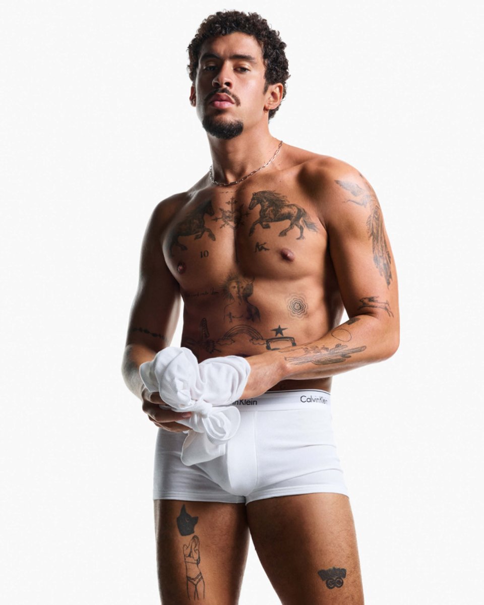 Do you have your Calvins on?
チェックした？

Bad Bunny / バッド・バニーが纏うカルバン・クライン。

▼着用アイテムはこちら
bit.ly/4m2lVFb