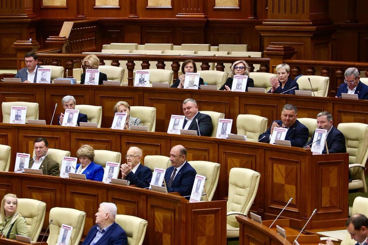 Оппозиция Молдавии провела акцию «Бессмертный полк» прямо в зале парламента.

Депутаты от блока коммунистов и социалистов всё заседание провели с портретами героев-освободителей.

Молдавские власти, напомним, запретили праздновать День Победы 9 мая на главной площади страны.