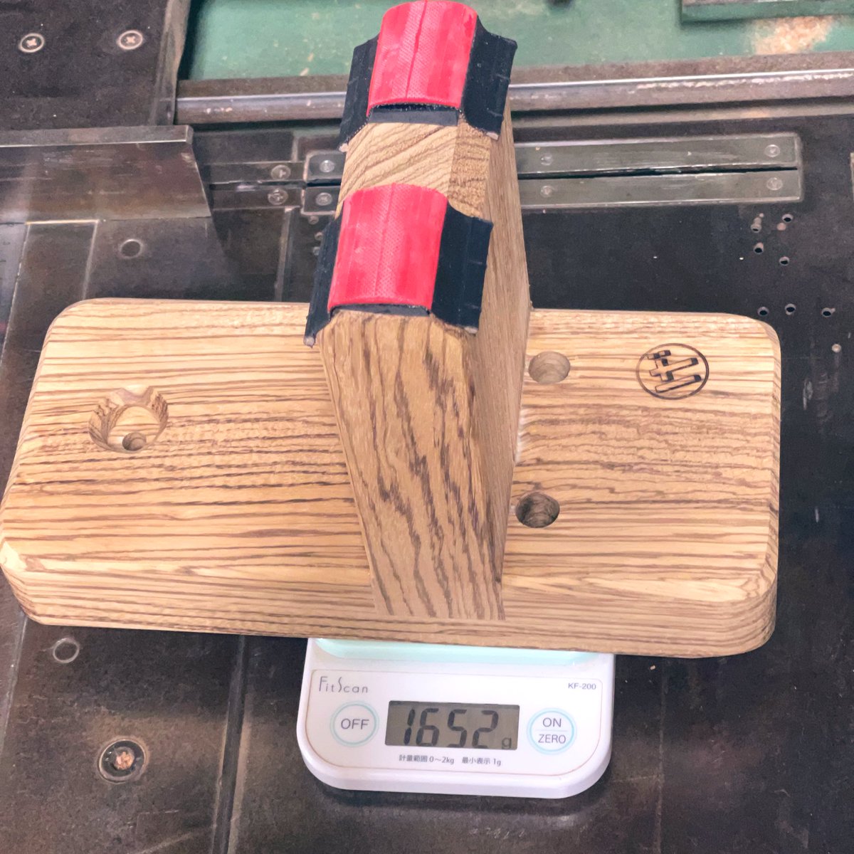 先日、お得意様からのオーダーで
凄く歯が高くて、凄く重くて、格好イイのを作って欲しいと頼まれましたので、
片足１.６kgを超えるゼブラウッド100%の下駄を作りました🦓
高さのわりに幅が狭いので大丈夫かな？と思いましたが、思いのほか重いので安定するそうです😳