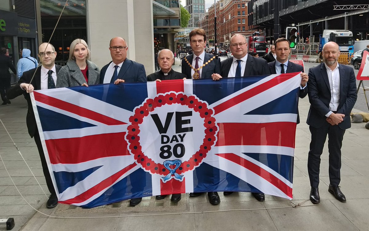 leader_wcc's tweet image. I was joined by @LM_Westminster, @CityWesminster chief executive Stuart Love & fellow councillors David Boothroyd, Ellie Ormsby, Paul Swaddle & Mark Shearer to commemorate the 80th anniversary of the end of WW2 in Europe. We raised the #VEDay80 flag to fly above City Hall.