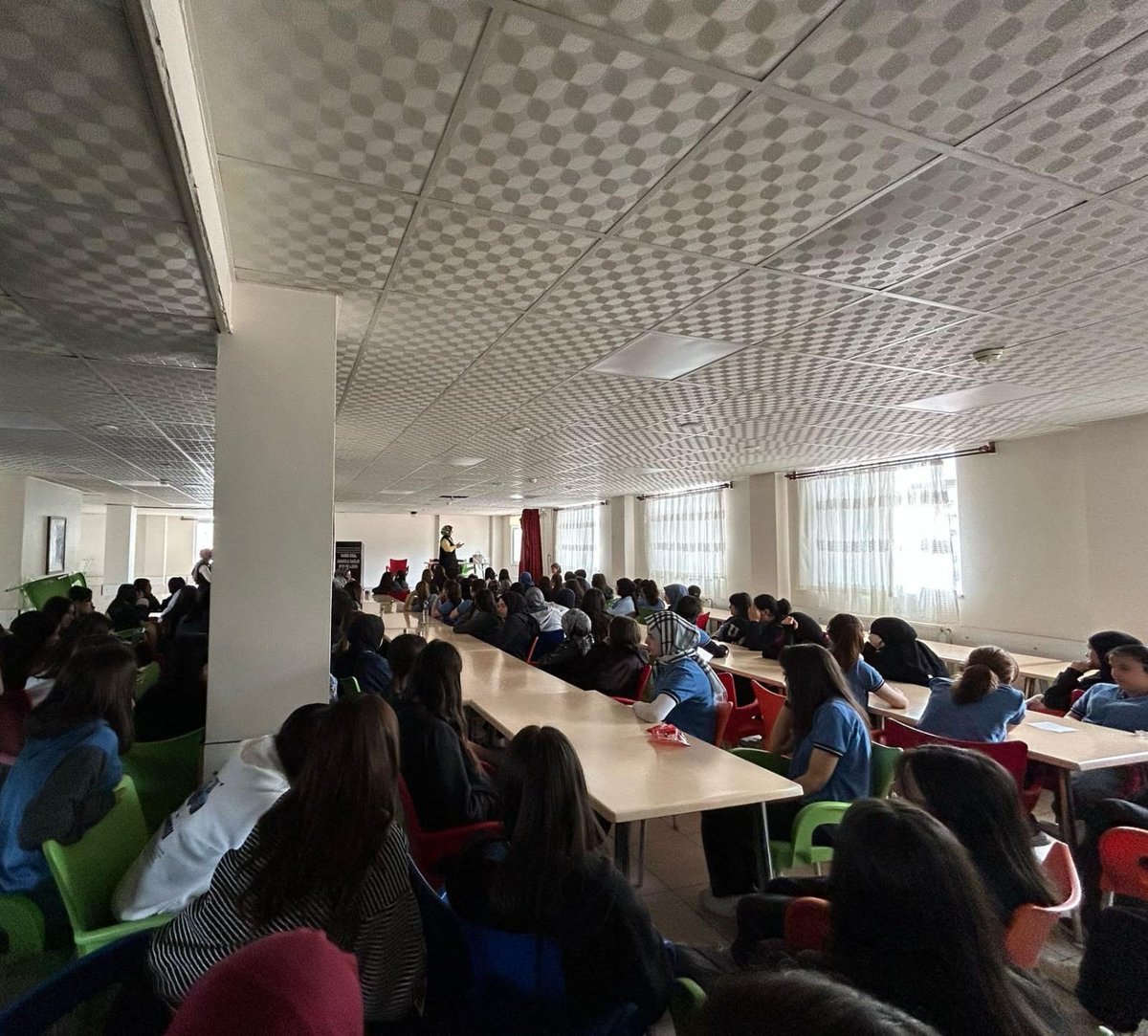Gençlik Koordinatörü Hatice Vildan DİNÇ ve Koordinatör Yard. Rabia POSTALLI, gençliğe değer sohbetleri kapsamında Hamdi oral meslek lisesi öğrencileriyle bir araya geldiler. Bizi ağırlayan okul müdürü Ali ÜNAL'a teşekkür eder, okul öğrencilerine eğitim hayatında başarılar dileriz