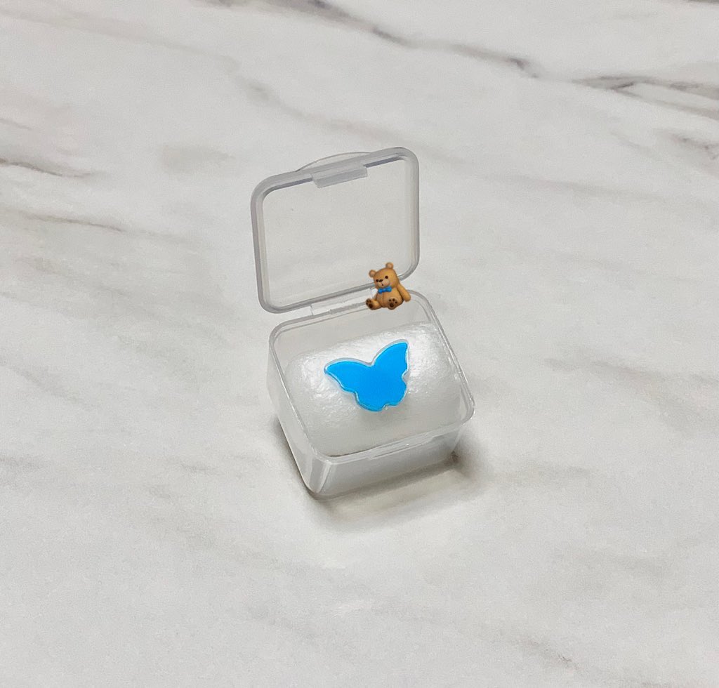 데이식스 포에버영은 개인적으로 저에게
참 의미 있었던 날들이었는데요 🦋
포에버영을 보내며 투어의 상징이었던
파란나비 워치 지비츠와
Maybe Tomorrow 미니엽서를
주변 분들을 위해 작은 선물로 준비해 봤어요 ฅ՞•ﻌ•՞ฅ
그분들의 작고도 큰 도움의 시작으로
몇몇의 소중한 인연들이 저에게