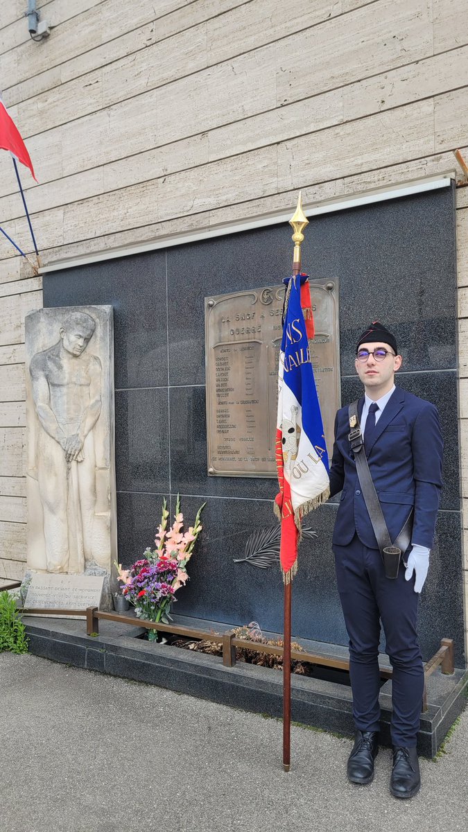 8 mai 2025 – 80 ans après la capitulation nazie.

En tant que porte-drapeau, j’ai pris l’initiative de me rendre devant la plaque commémorative de la gare  SNCF de #Grenoble pour honorer la mémoire des #cheminots morts pour la #France.

Ces hommes, souvent anonymes, ont