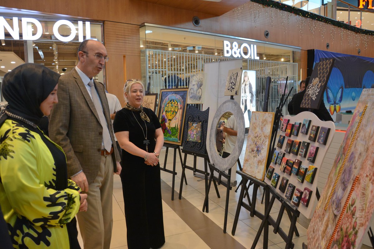Erenler HEM kursiyerlerince el sanatları sergisi düzenlendi. Ada Avm'de düzenlenen sergiyi Kaymakamımız Sayın Günhan Yazar, Erenler Belediye Başkan Yardımcısı Sayın Banu Yeşil, kurs merkezlerinin bulunduğu mahallelerin muhtarları ve okul yöneticileri ziyaret etti.

<a href="/gunhanyazar/">Günhan Yazar</a>