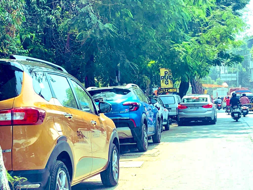 On SV Road Kandivili West <a href="/MTPHereToHelp/">Mumbai Traffic Police</a> allows <a href="/Nissan_India/">Nissan India</a> Demo Cars to be parked every day but penalizes the Common man with full #efficiency <a href="/RoadsOfMumbai/">Roads of Mumbai</a> <a href="/MumbaiRTO/">Road Traffic Offence</a> <a href="/mumbaitraffic/">Mumbai Traffic</a> <a href="/mumbaimatterz/">मुंबई Matters™🇮🇳</a>