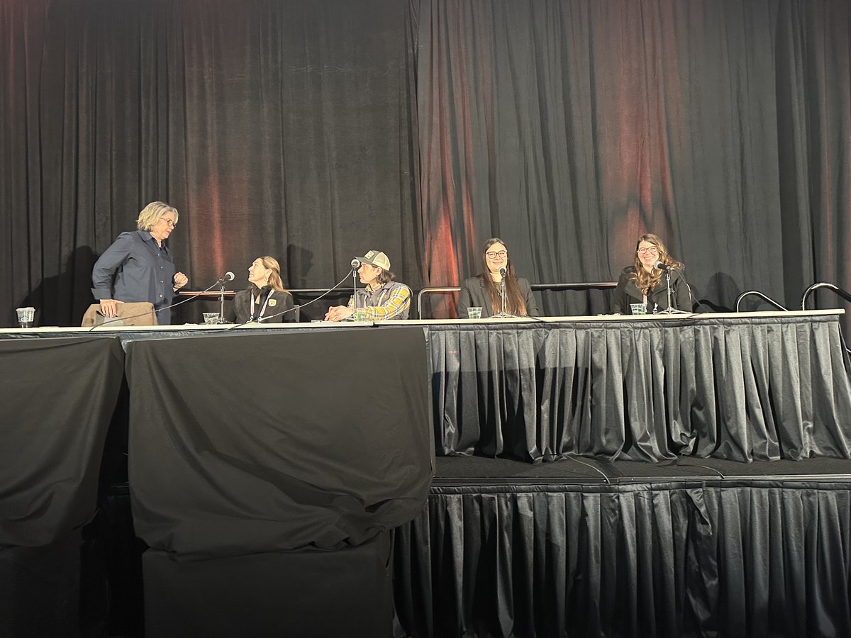 ProjectApism's tweet image. Thank you @almondboard🌱🐝 for supporting Seeds for Bees—helping growers plant cover crops that boost soil, water, and forage for bees. 📸 Seeds for Bees Manager Stetcyn Maldonado at the Pollinator Panel, Almond Conference 2024.
#SeedsForBees #ProjectApisM #AlmondBoardOfCA