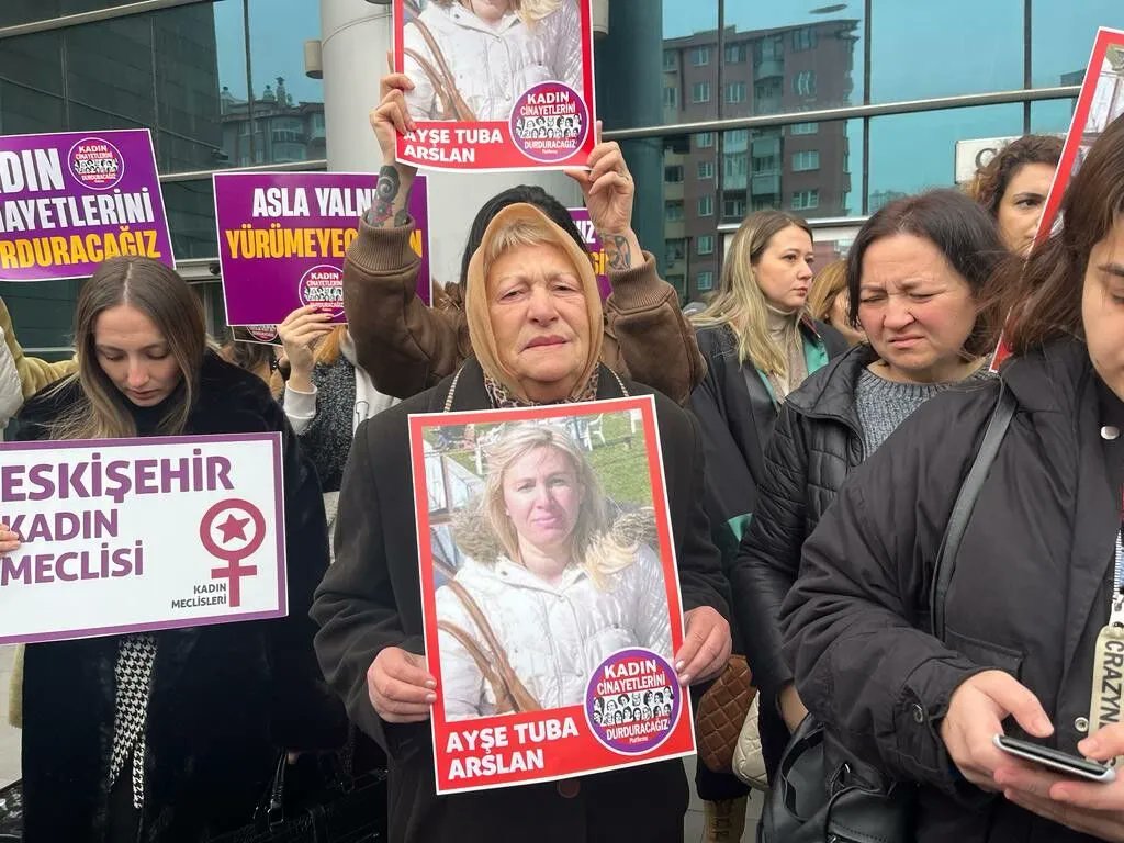 ayşe tuba arslan, fail hakkında YİRMİ ÜÇ KEZ suç duyurusunda bulundu. 23 dilekçenin birinde "ben ölünce mi yardım edeceksiniz?" yazmıştı

eskişehir'de başına satırla vurularak öldürüldü