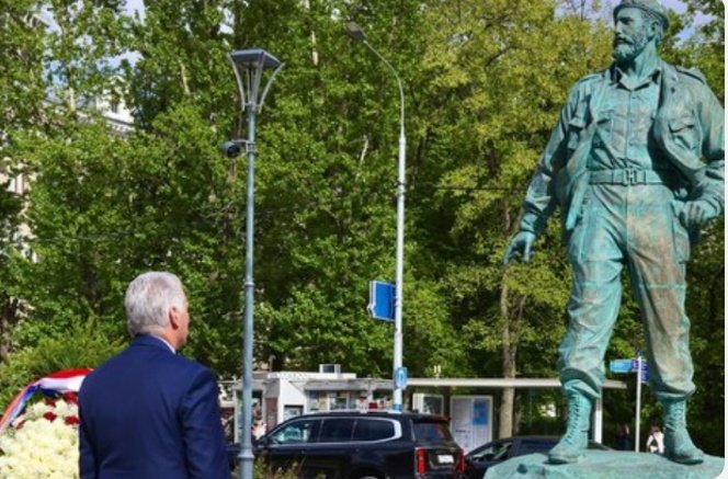 En la escultura de Fidel en Sokol, flores rojas de gratitud y lealtad. <a href="/DiazCanelB/">Miguel Díaz-Canel Bermúdez</a> y la delegación cubana en Rusia, colocaron flores en la base del monumento, donde está grabado el nombre de #Fidel.  Segundos eternos de solemnidad y en silencio.
#Cuba
#Cienfuegos
📷 <a href="/PartidoPCC/">Partido Comunista de Cuba</a>