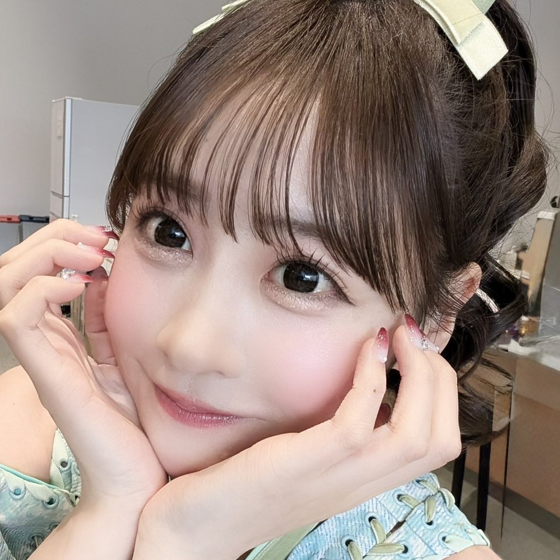 _9743_o_'s tweet photo. 王道可愛い！アイドルメイクの特徴💓
･ブルベ夏寄せのマット肌
･アイシャドウはピンクブラウン
･カラコンは黒細フチブラウン
･涙袋は明るめぷっくり(グリッター◎)
･マスカラ&amp;アイライナーはブラック
･髪色と同じカラーの平行眉
･チークは頬の高い所に白みピンク
･リップはローズピンク系 https://t.co/mYnmRcnbNJ