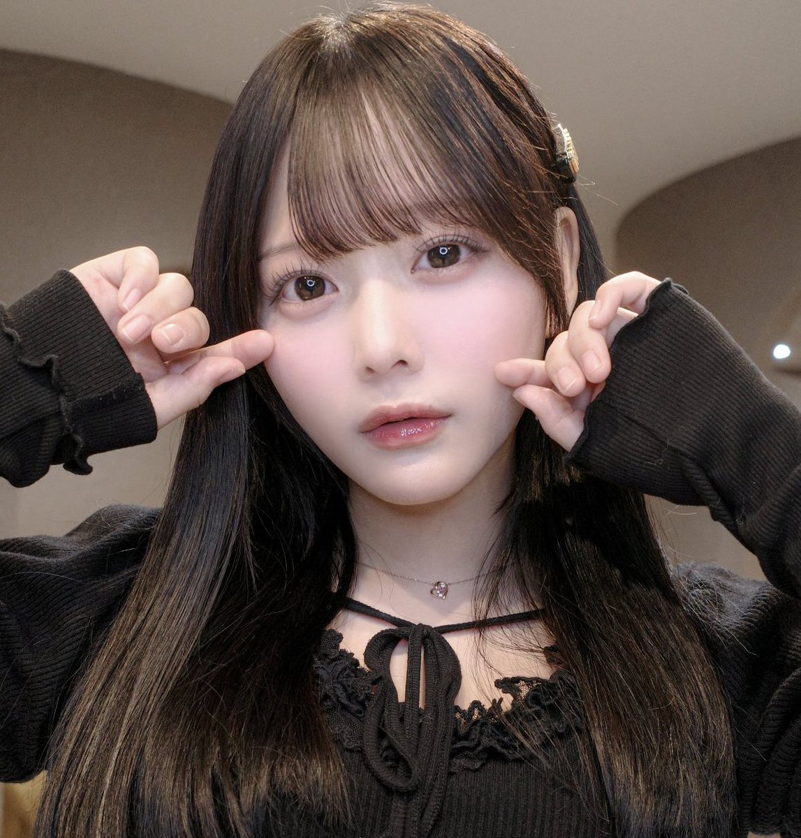 _9743_o_'s tweet photo. 王道可愛い！アイドルメイクの特徴💓
･ブルベ夏寄せのマット肌
･アイシャドウはピンクブラウン
･カラコンは黒細フチブラウン
･涙袋は明るめぷっくり(グリッター◎)
･マスカラ&amp;アイライナーはブラック
･髪色と同じカラーの平行眉
･チークは頬の高い所に白みピンク
･リップはローズピンク系 https://t.co/mYnmRcnbNJ