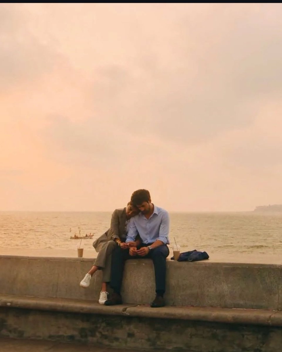 आयुष्याच्या संध्याकाळी मावळत्या सूर्याला बघत तिचा हात हातात घेत त्याने विचारलं "कुठे चुकलो का ग मी आयुष्यात?"
उदास हसत ती म्हणाली.. तू चुकला की नाही हे नाही सांगत,पण हे विचारण्याची वेळ मात्र चुकली.
ह्या वाळूत रुतलेल्या
शंख शिंपल्यासारखं माझी बरीच स्वप्नं त्यामुळे रुतून बसली,